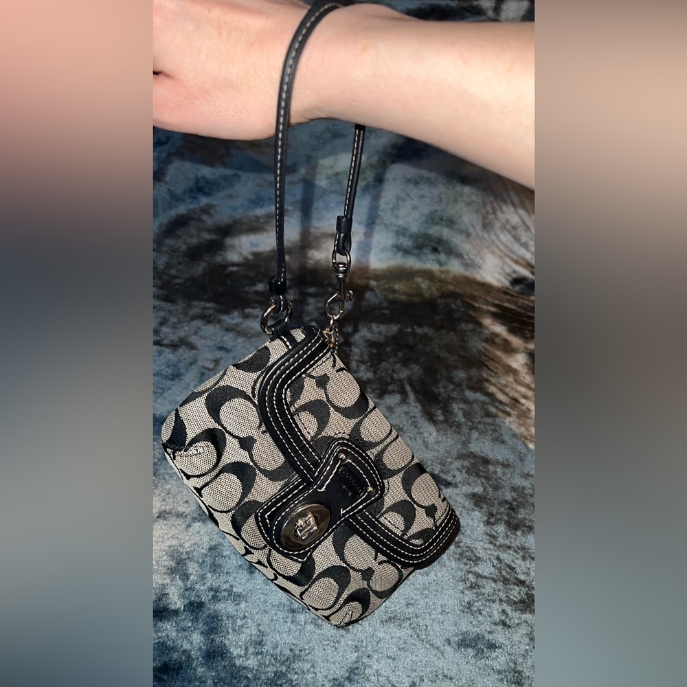 Coach Legacy Black & Tan Signature Canvas Wristlet with Turn-Lock vintage EUC ♥️ - Picture 10 of 13